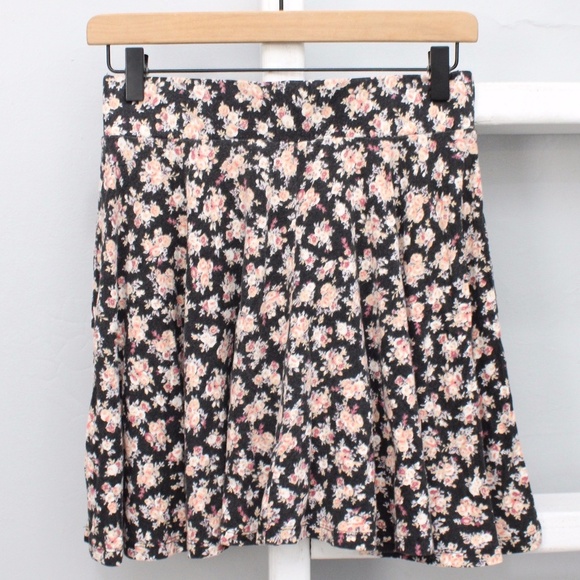 Urban Outfitters Pins & Needles Black Pink Floral Print Skater Skirt Size Small - Picture 1 of 4